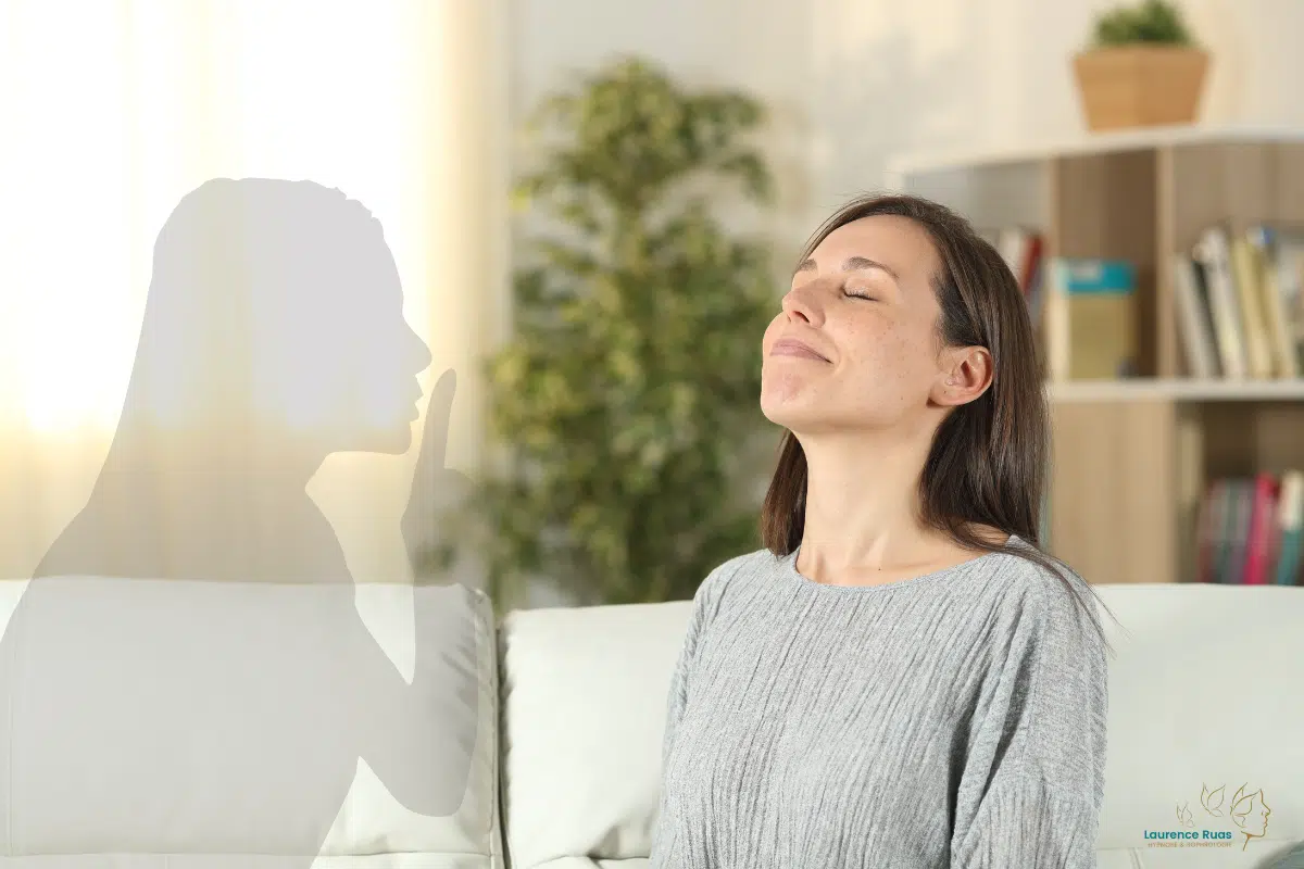 femme, au calme, bénéficiant d'une séance d'hypnothérapie en ligne